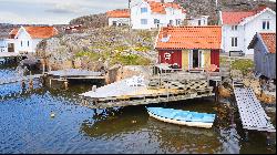 Archipelago villa in very good condition with private jetty and boathouse