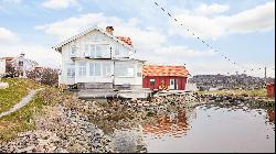 Archipelago villa in very good condition with private jetty and boathouse