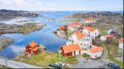 Archipelago villa in very good condition with private jetty and boathouse