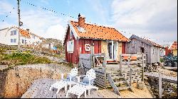 Archipelago villa in very good condition with private jetty and boathouse