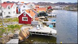 Archipelago villa in very good condition with private jetty and boathouse