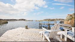 Archipelago villa in very good condition with private jetty and boathouse