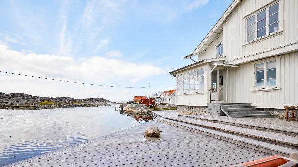 Archipelago villa in very good condition with private jetty and boathouse