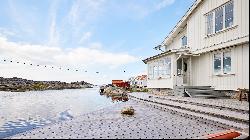 Archipelago villa in very good condition with private jetty and boathouse