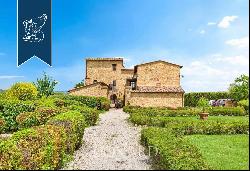 Agritourism with 4 Apartments, Garden with Pool and Olive grove for Sale in Pienza in the 