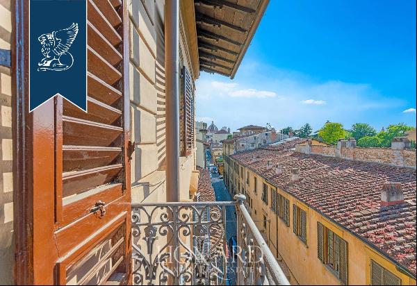 Elegant and prestigious penthouse for sale in an exclusive residential area of Florence