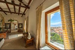 Panoramic apartment in the historic Castello