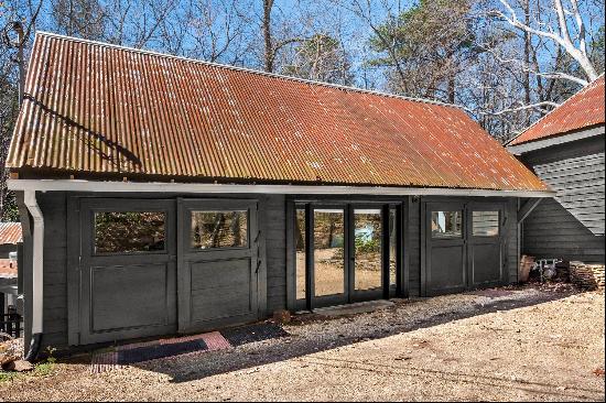 Idyllic, Sun-Filled Cottage Overlooking Willeo Creek