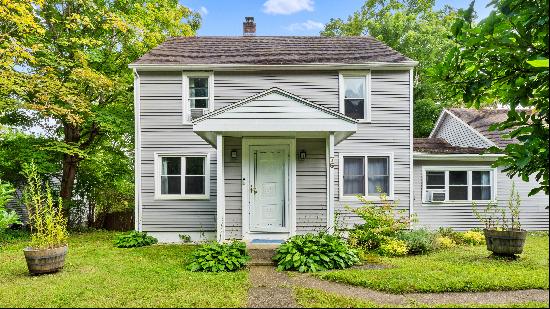 Sweet Colonial Comfort in Lenox