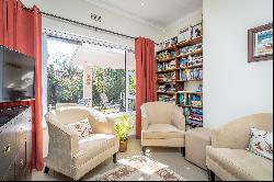 WARM AND INVITING THREE BEDROOM FAMILY HOME IN A SUBURBAN HAVEN.