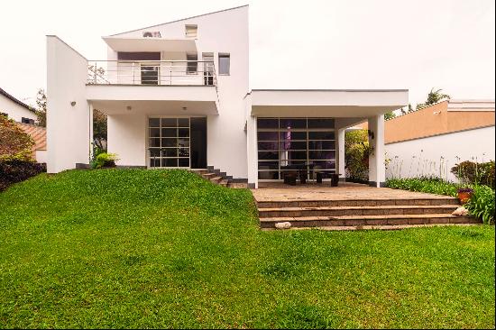 House with integrated social areas and double-height living room