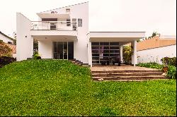 House with integrated social areas and double-height living room