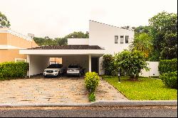 House with integrated social areas and double-height living room