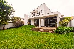 House with integrated social areas and double-height living room