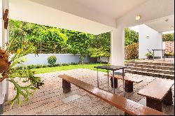 House with integrated social areas and double-height living room