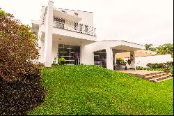 House with integrated social areas and double-height living room