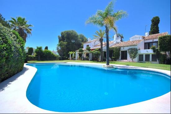 Charming Andalusian style villa second line beach in el Paraiso., Estepona 29680