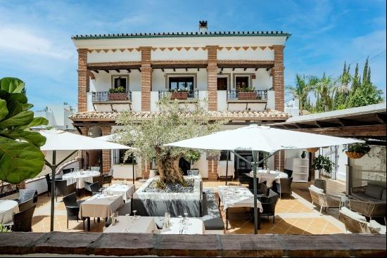 Outstanding restaurant with 5 apartments in a prime location in , Marbella 29660