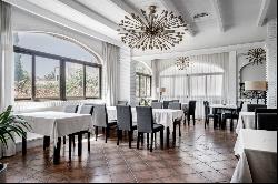 Outstanding restaurant with 5 apartments in a prime location in , Marbella 29660