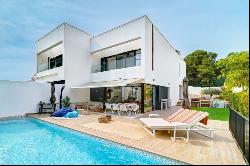 Elegant Semi-Detached Chalet in the Heart of Moraira, Teulada 03724