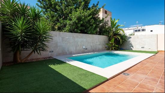 Villa with pool for sale close to schools, in Son Rapinya area, , Palma de Mallorca 07013