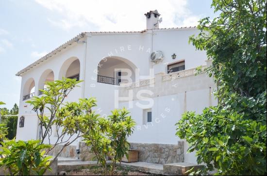 Villa close to town with wonderful sea views, Dénia 03700