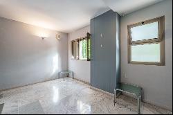 Spacious flat with great renovation potential in El Perchel, Málaga 29002