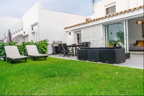 Charming townhouse just a few minutes’ drive from the beach in E, Estepona 29680