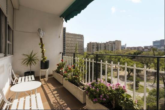 FLAT FOR SALE TO REFURBISH IN GALVANY A FEW METRES FROM TURo PAR, Barcelona 08021