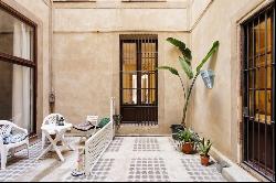 IMPRESSIVE 400 sqm FLAT WITH TERRACE IN THE HISTORIC CENTRE OF BA, Barcelona 08002