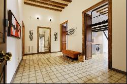 IMPRESSIVE 400 sqm FLAT WITH TERRACE IN THE HISTORIC CENTRE OF BA, Barcelona 08002