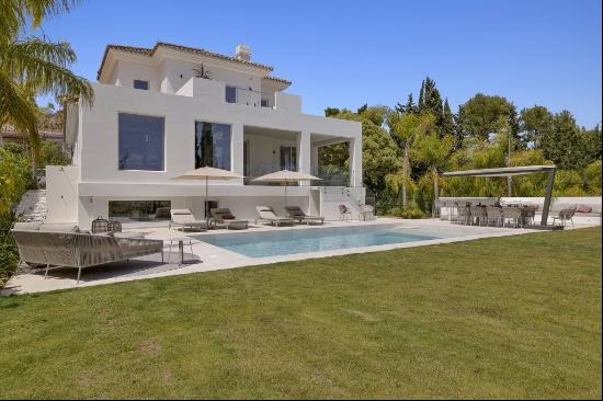 Elegant fully renovated front line golf villa in Atalaya, Benaha, Estepona 29680