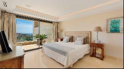 Huge penthouse with panoramic views in a pretigious golf area, Marbella 29660