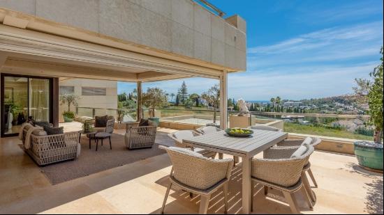 Huge penthouse with panoramic views in a pretigious golf area, Marbella 29660