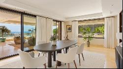 Huge penthouse with panoramic views in a pretigious golf area, Marbella 29660