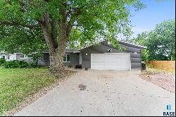 1023 Sycamore Ave, Sioux Falls SD 57110