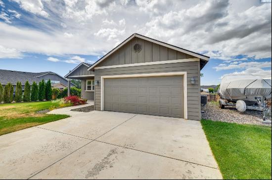 2035 Crab Apple Circle, West Richland WA 99353