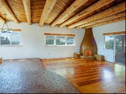 1010 Calle Cuervo, Taos NM 87571