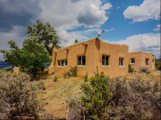 1010 Calle Cuervo, Taos NM 87571