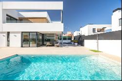 Villa with architectural design and sophisticated finishes, Benidorm 03501