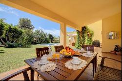 Elegant beachside villa in Atalaya, only 5 minutes' drive to Pue, Estepona 29680