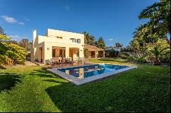 Elegant beachside villa in Atalaya, only 5 minutes' drive to Pue, Estepona 29680