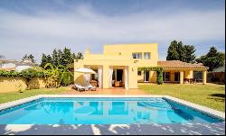 Elegant beachside villa in Atalaya, only 5 minutes' drive to Pue, Estepona 29680