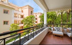 Spacious first-floor apartment in a front line golf complex in t, Marbella 29660