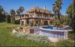 Private family villa set on an extensive plot in Estepona, Estepona 29680