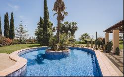 Private family villa set on an extensive plot in Estepona, Estepona 29680