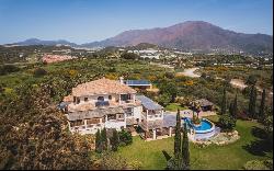 Private family villa set on an extensive plot in Estepona, Estepona 29680