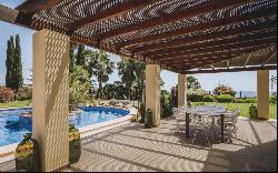 Private family villa set on an extensive plot in Estepona, Estepona 29680