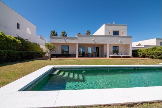 Select frontline golf villa in Las Cimas de Almenara, Sotogrande, San Roque 11360