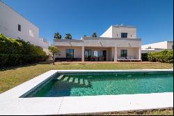 Select frontline golf villa in Las Cimas de Almenara, Sotogrande, San Roque 11360